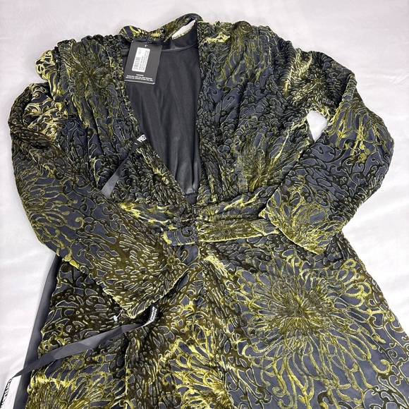 PrettyLittleThing Black and Gold Patterned Long Sleeve Dress - Picture 4 of 7